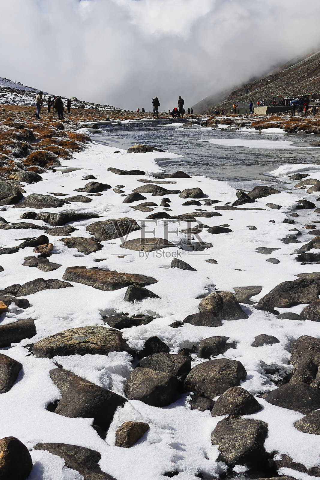 零点,锡金北部的热门旅游目的地,被白雪皑皑的群山环绕,山间溪流流经印度的高山峡谷照片摄影图片