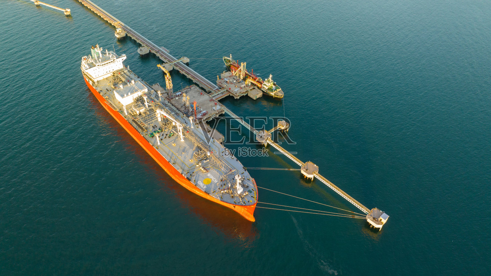 油船。红色的油轮在大海中航行。石油船舶运输进出口燃料能源跨越红海。船舶向海关运输气体照片摄影图片