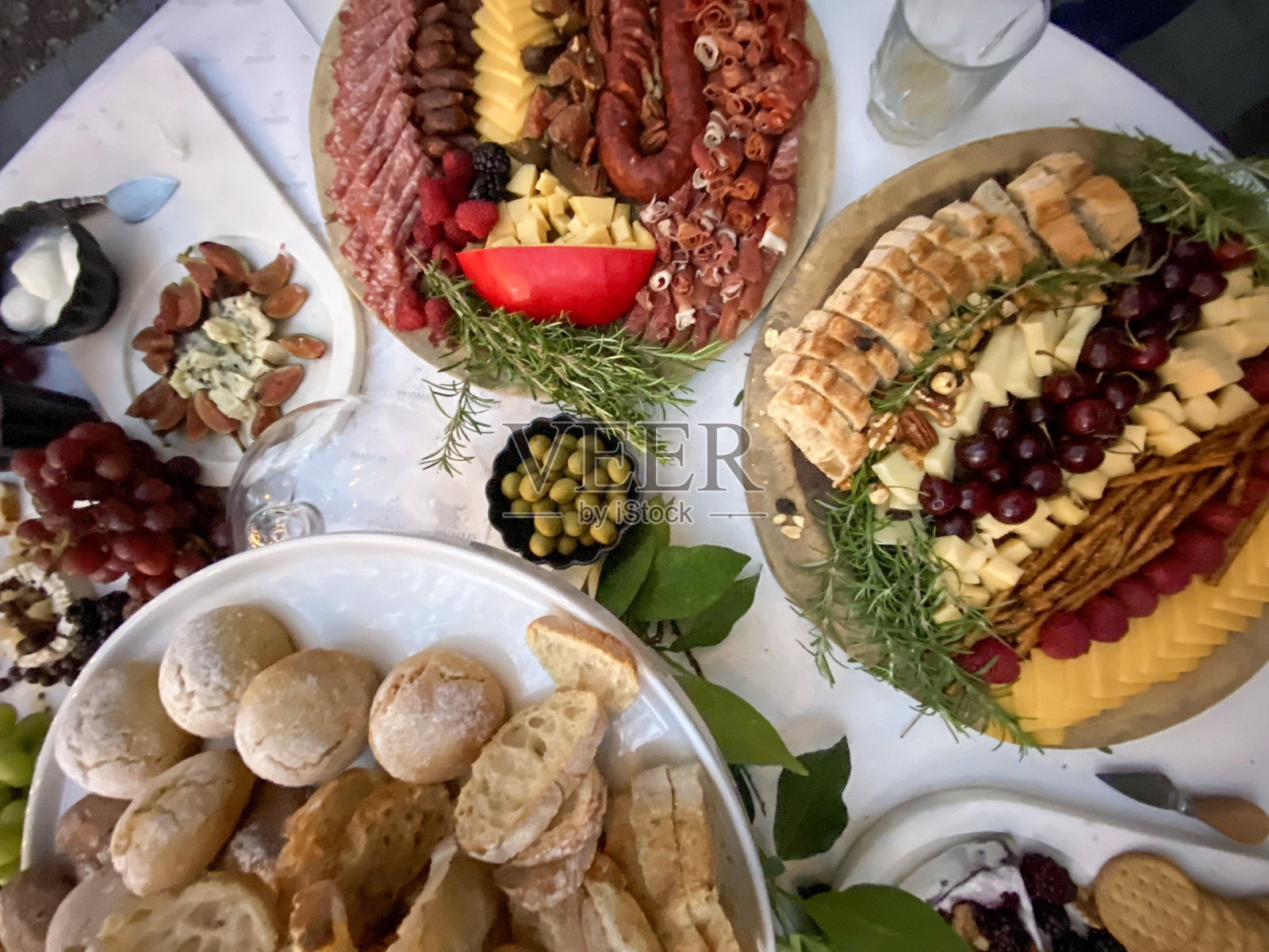 美味的餐桌上有奶酪和面包供品尝照片摄影图片