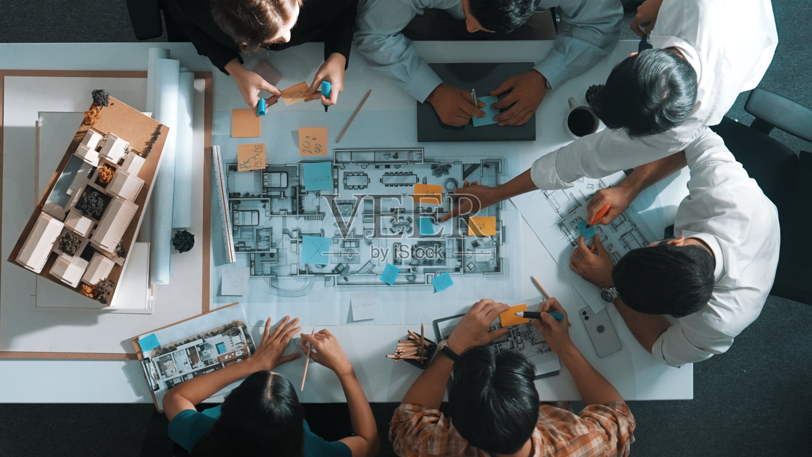 项目经理或工程师在蓝图上书写的俯视图。营养。照片摄影图片