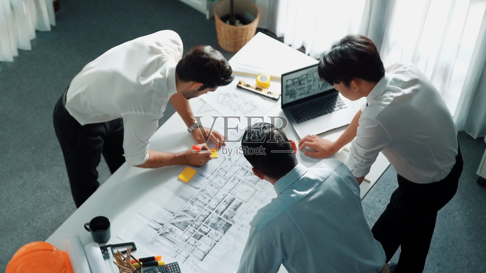 聪明团队的俯视图,在桌子上写便签和便签。营养。照片摄影图片