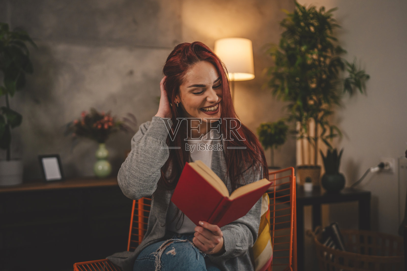 年轻的成年女性一名女性读书或在家学习照片摄影图片