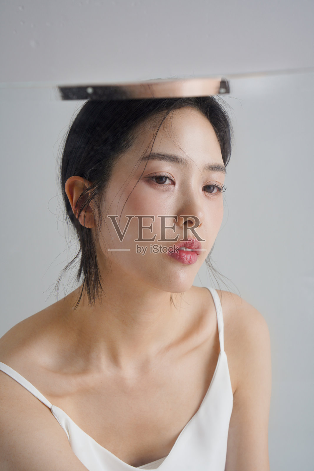 年轻韩国女性的保湿护肤形象照片摄影图片