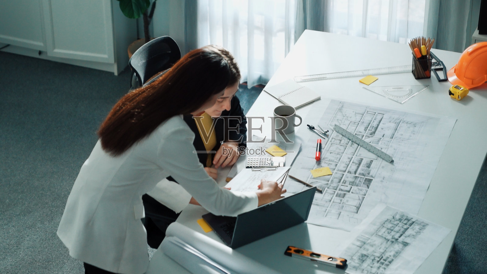 顶视图聪明的商业妇女谈话和给房子设计。营养。照片摄影图片