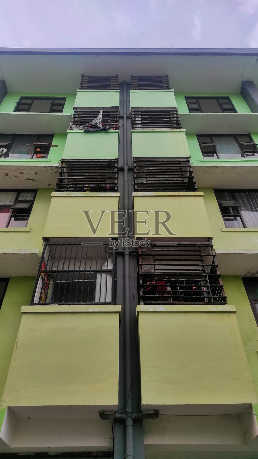 旧的绿黄漆的旧公寓在郊区照片摄影图片