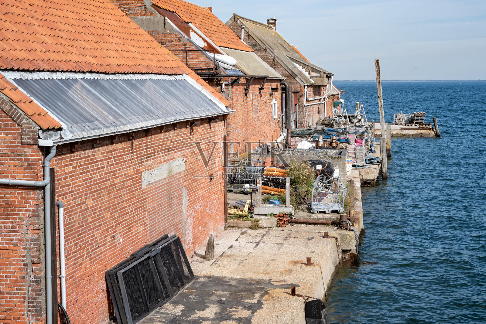 小仓库的港口视图照片摄影图片
