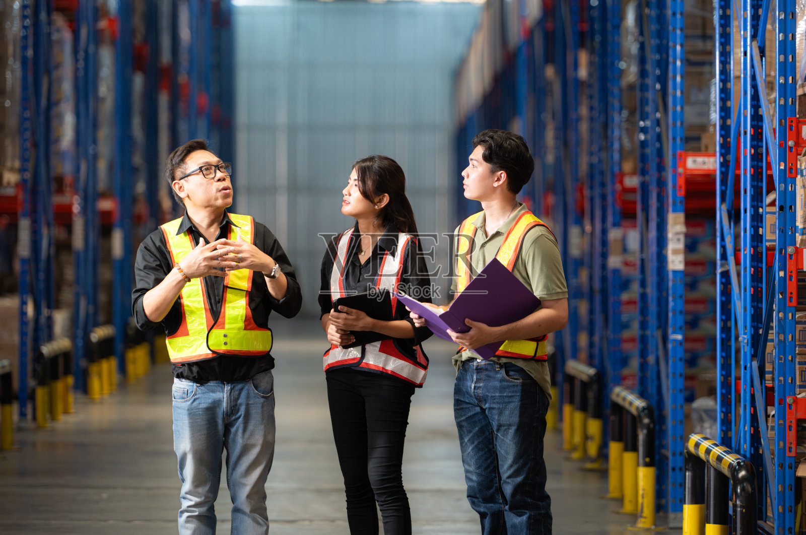 仓库员工检查仓库货架上的产品照片摄影图片