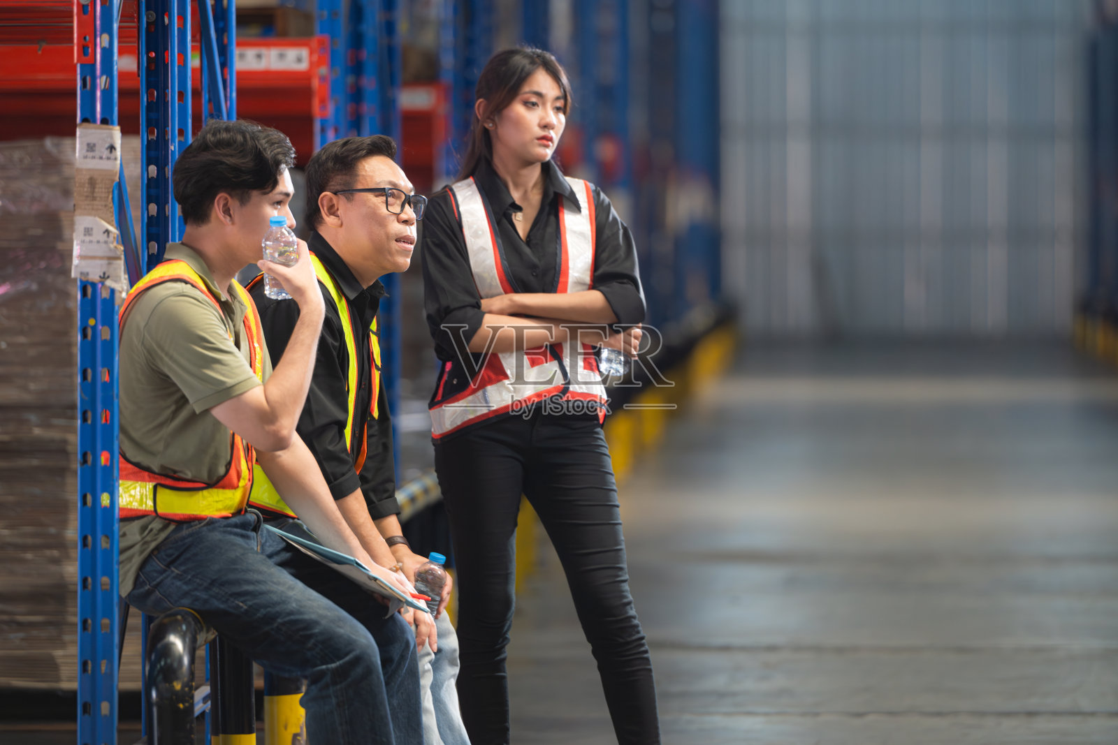 一组仓库员工在工作中舒适地休息照片摄影图片