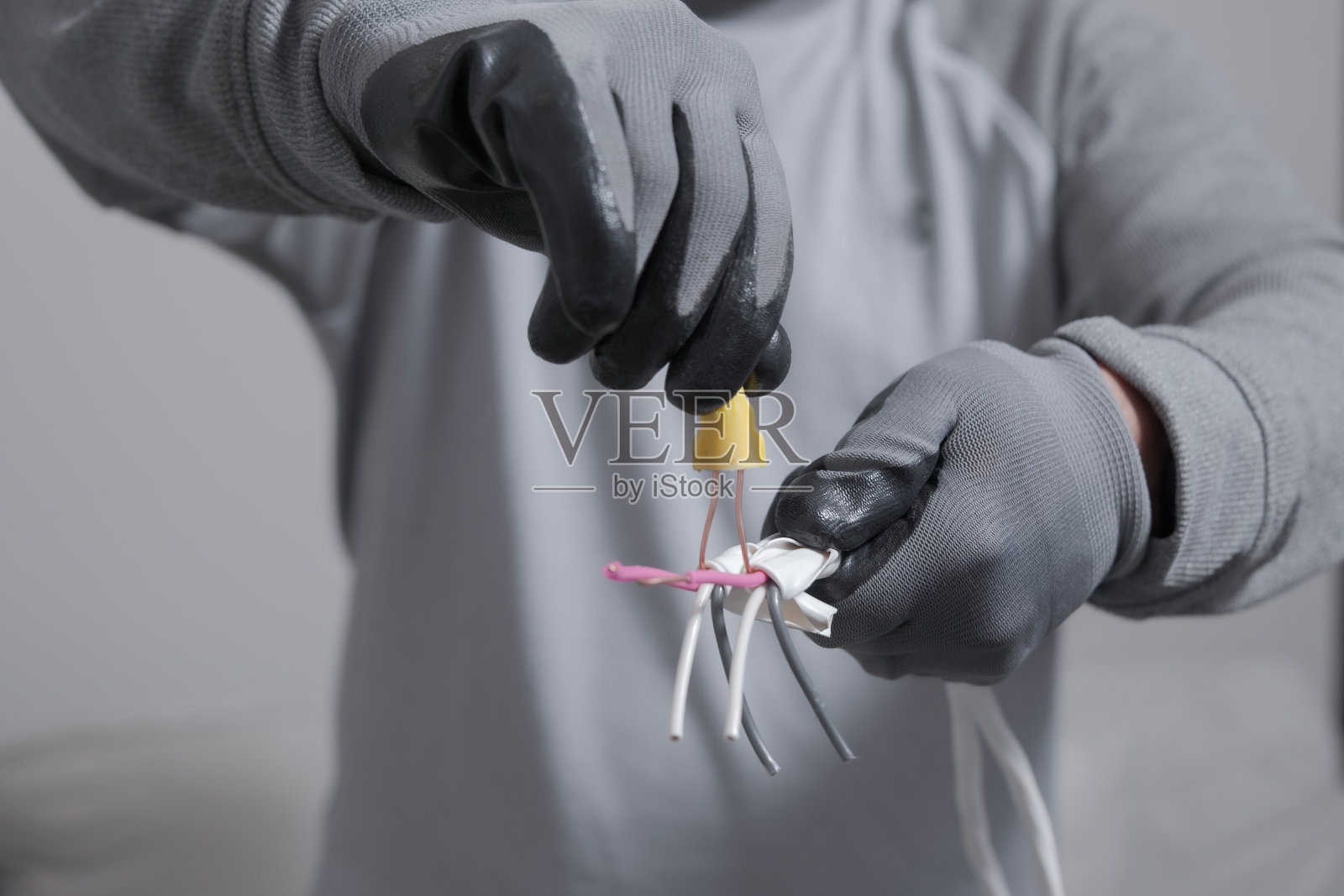 电工用手用黄色接头连接电缆照片摄影图片