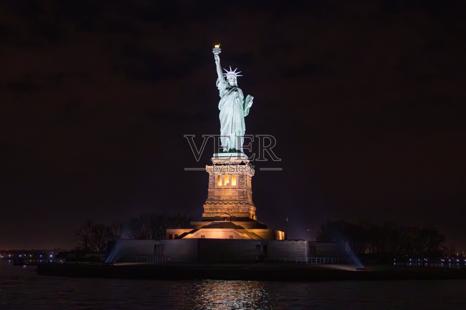 美国纽约自由女神像的夜景照片摄影图片