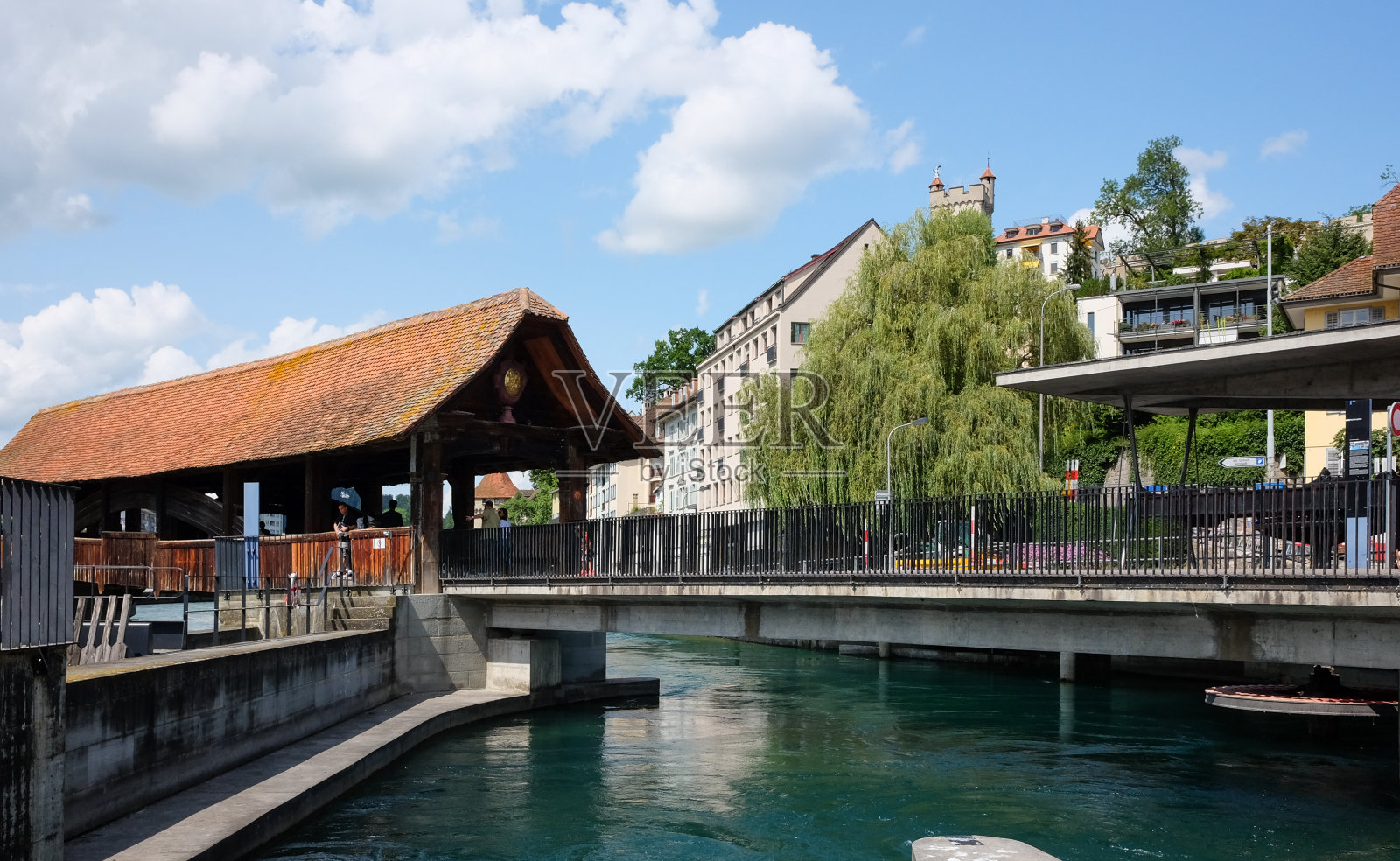 瑞士卢塞恩的城市景观和湖泊照片摄影图片