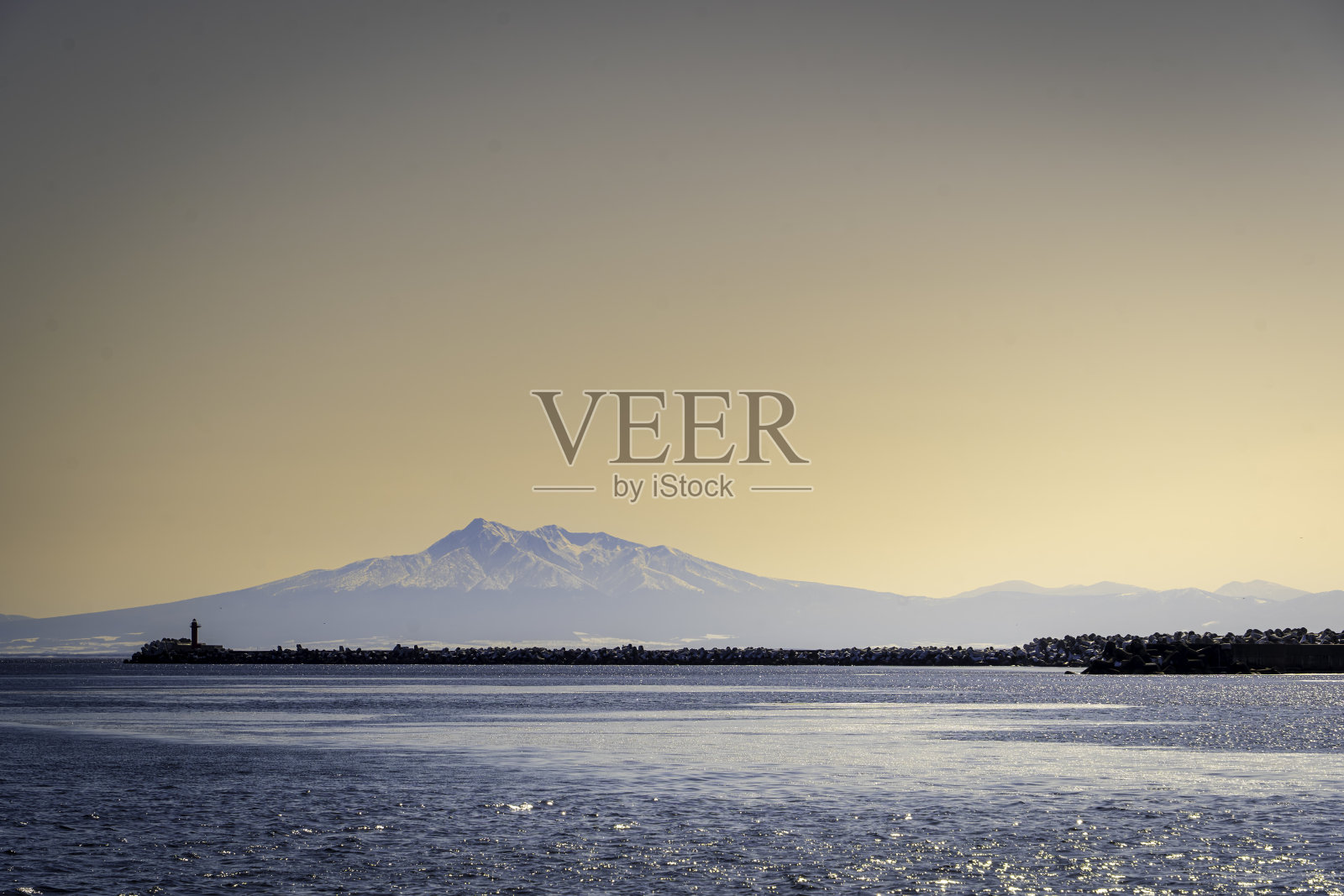 冬天日落时的沙里达克山照片摄影图片