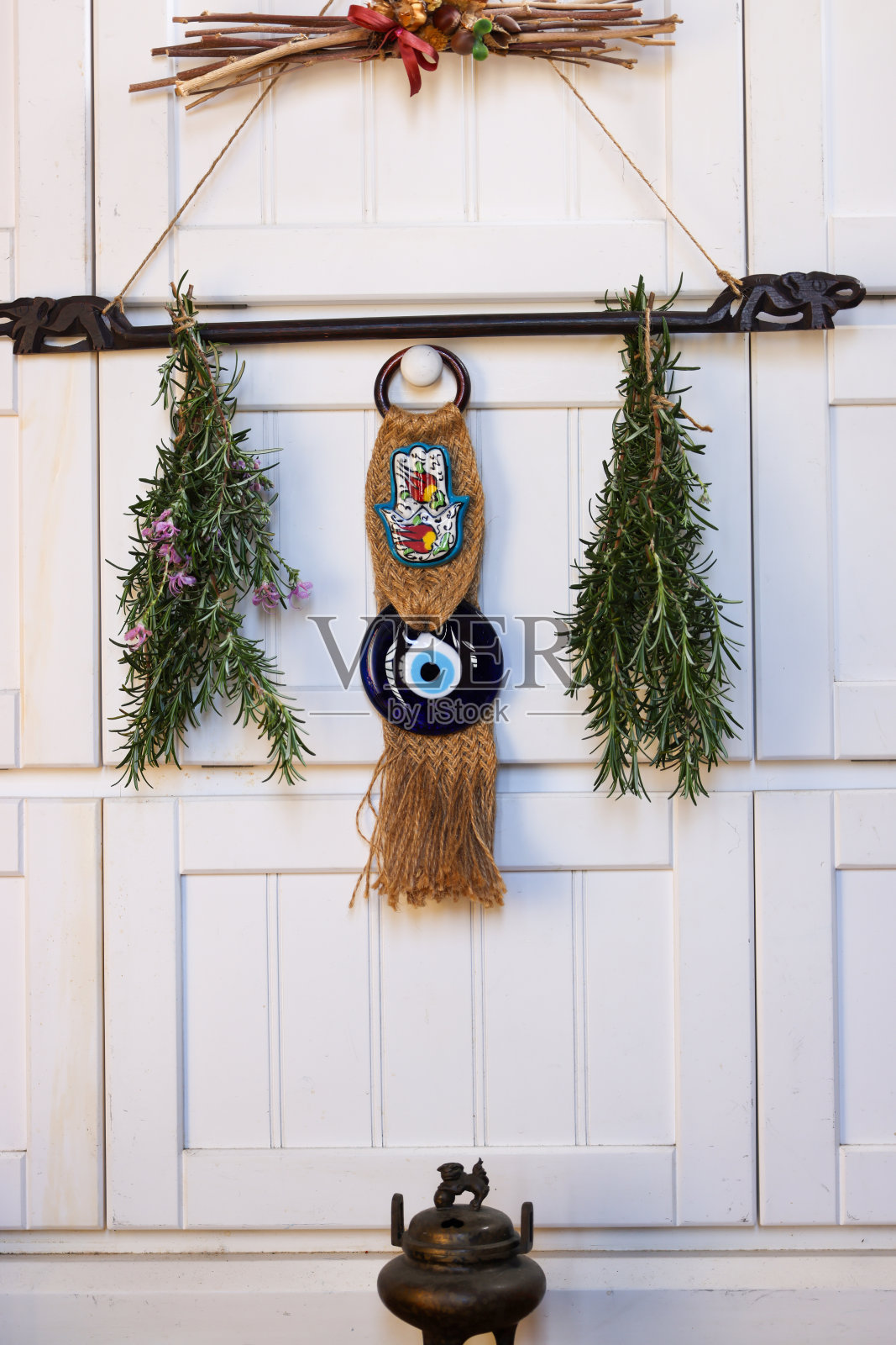 迷迭香倒挂着晾干和土耳其护身符。照片摄影图片