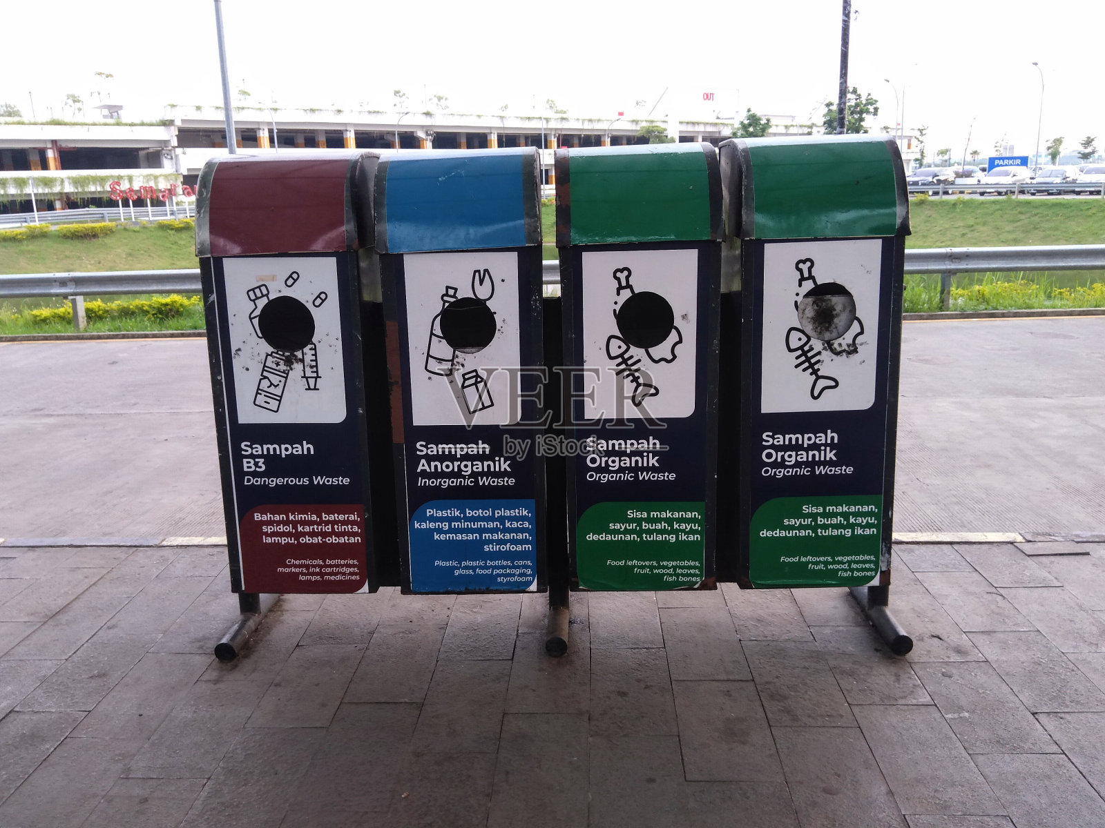 废物分类是从储存、收集、运输、处理到处置废物的管理过程。照片摄影图片