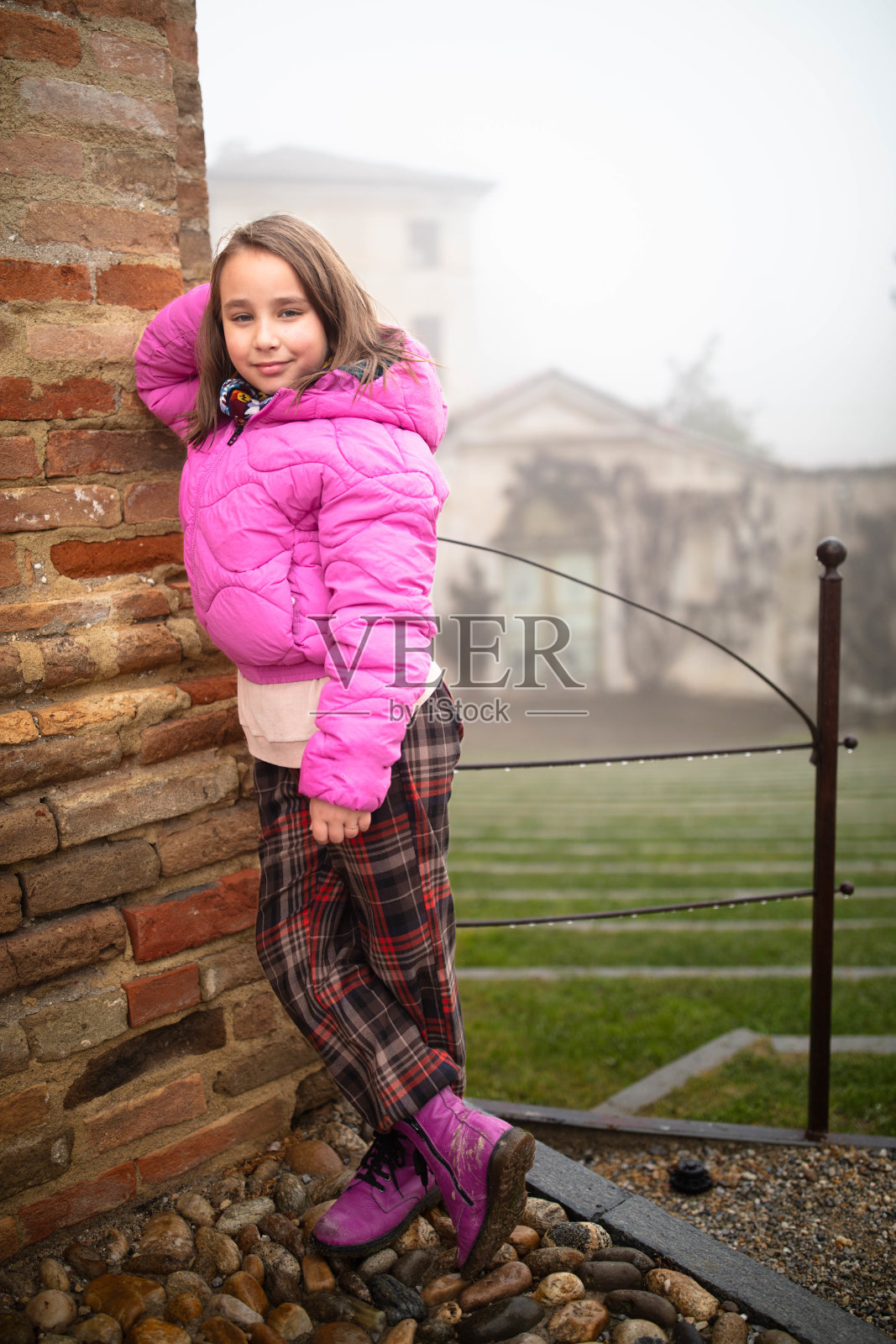 一个可爱的小女孩的肖像。照片摄影图片