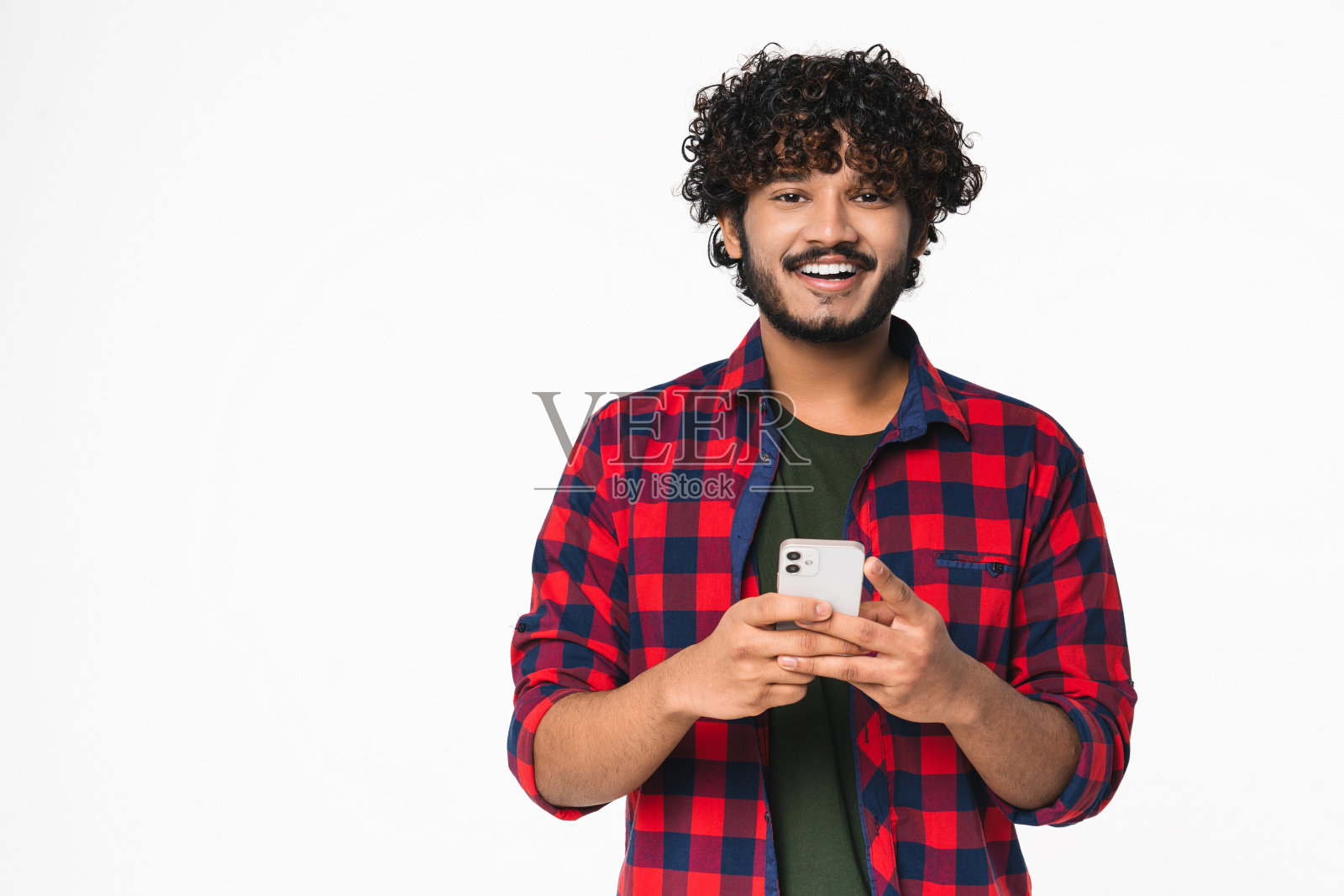 积极的年轻印度人使用智能手机进行远程工作,隔离在白色背景下。照片摄影图片