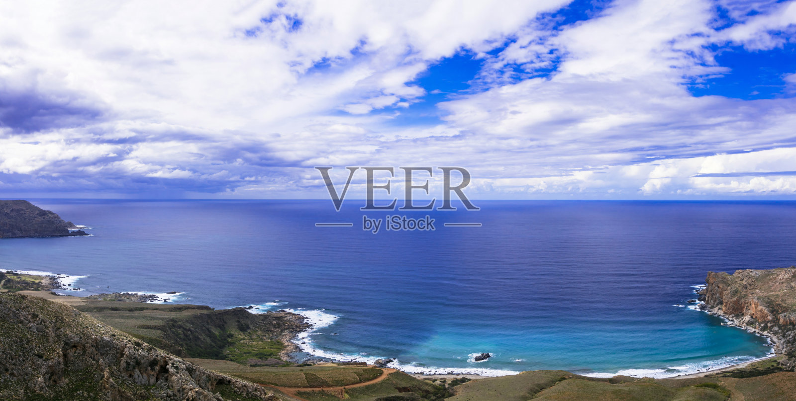 希腊旅游。克里特岛的风景落基山脉和荒凉的海滩照片摄影图片