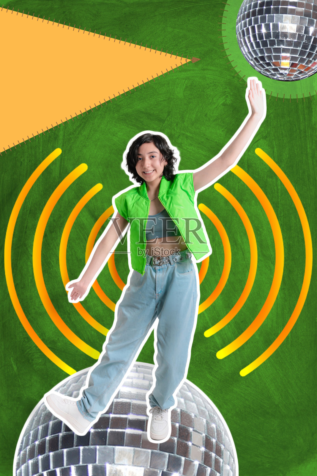 年轻的女孩在彩色的背景文字泡沫,跳舞很高兴,横幅为社交网络。照片摄影图片