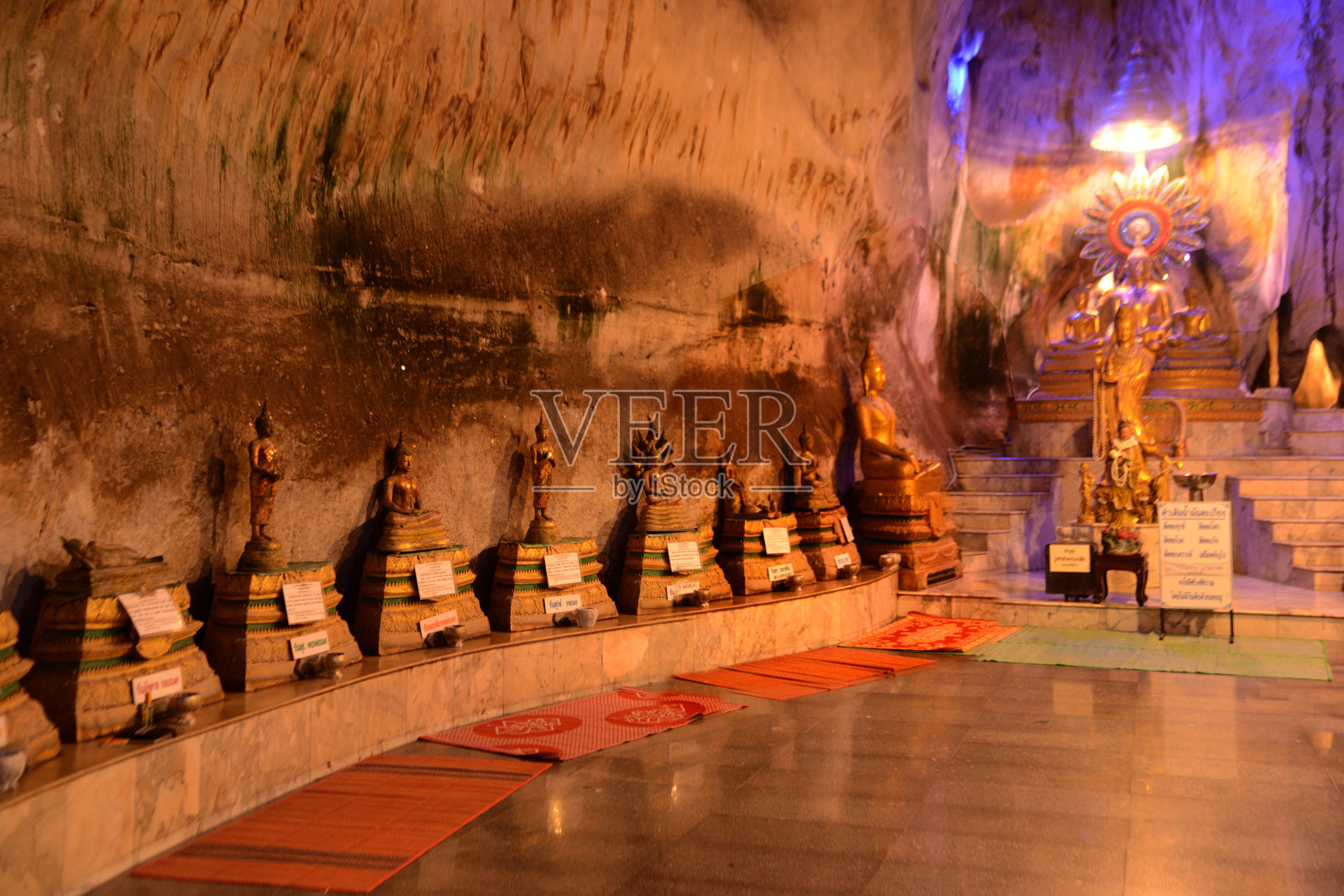 著名的谭考依寺内供奉着各种姿势的佛像。还有美丽的石笋和钟乳石。照片摄影图片
