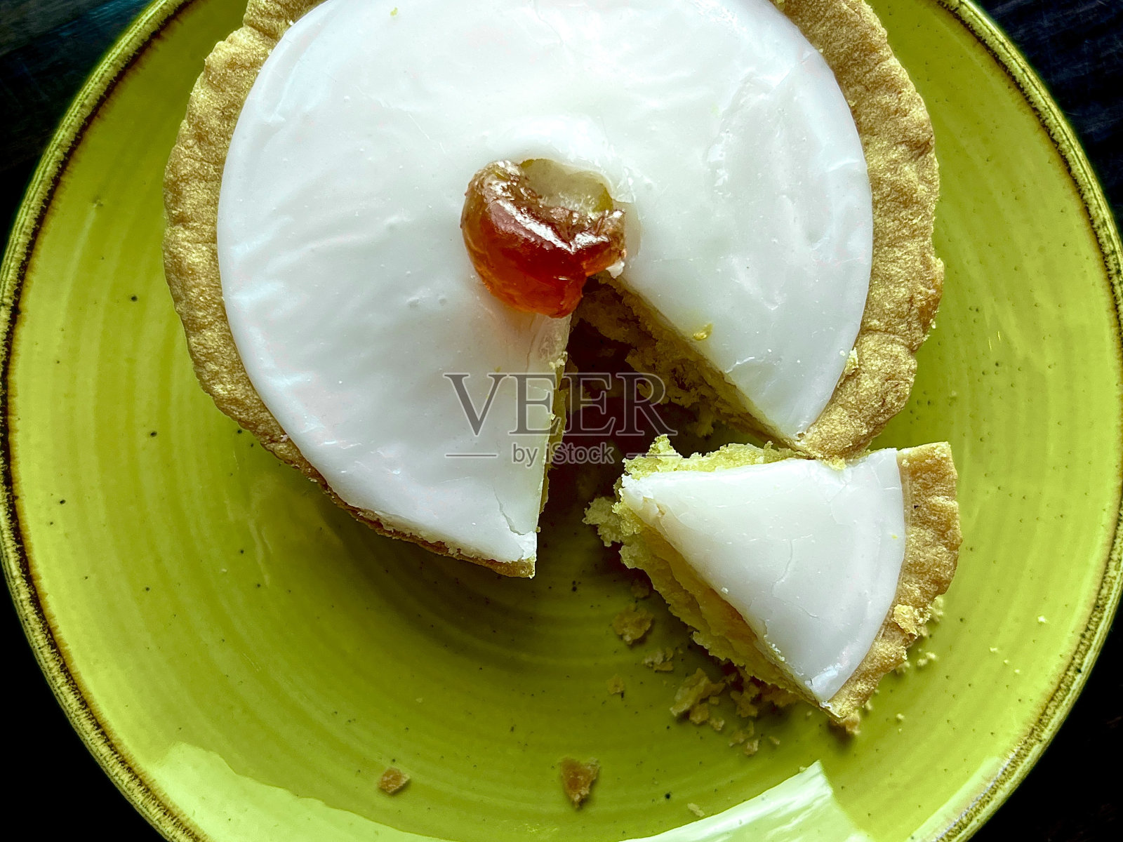 绿色餐盘上的自制樱桃贝克维尔蛋糕照片摄影图片