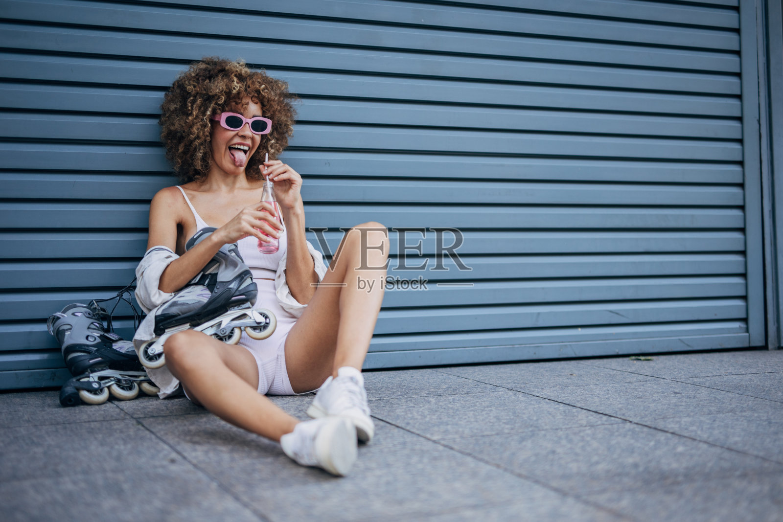 穿着溜冰鞋休息的快乐女人照片摄影图片