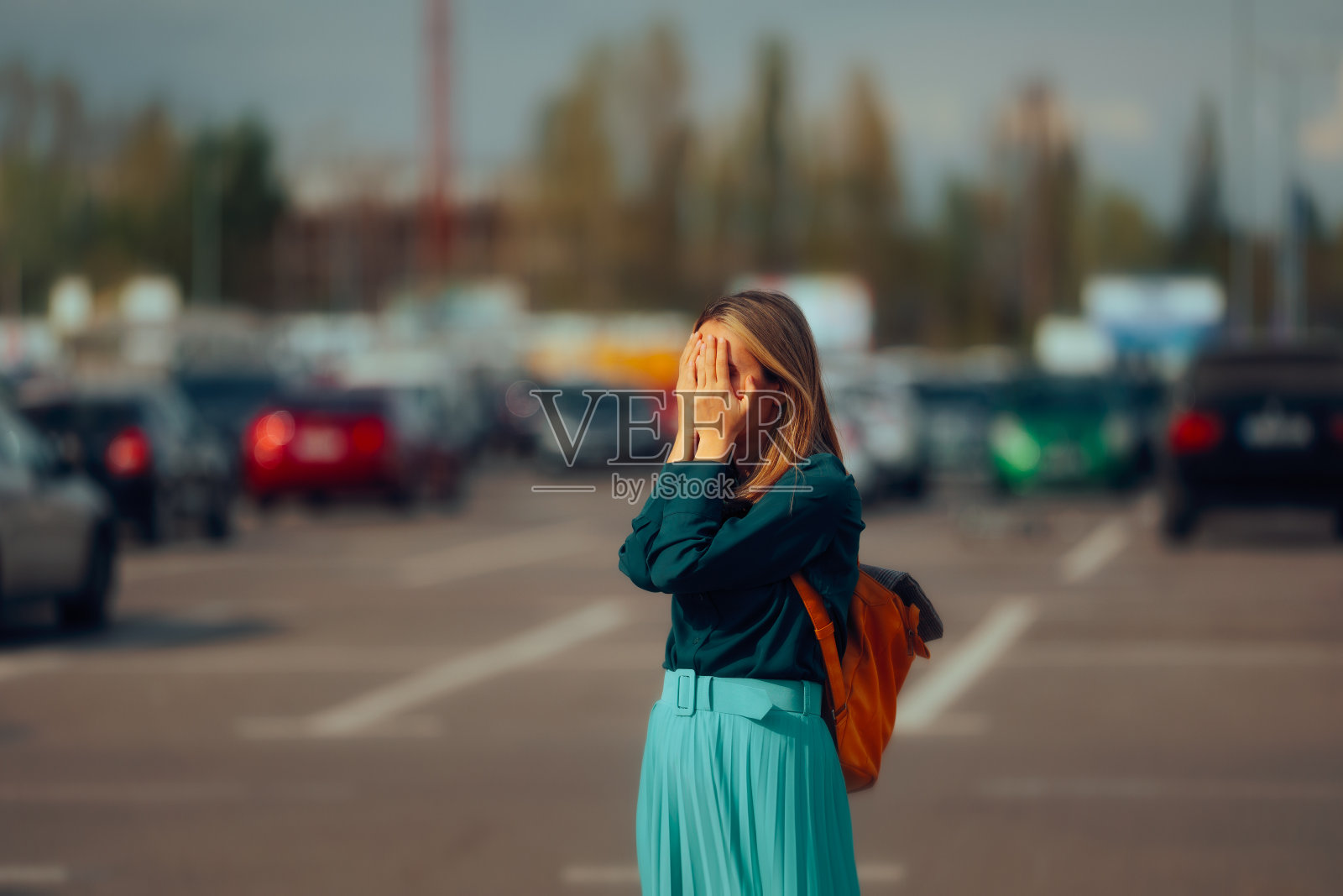 绝望的女人在公共停车场找不到她的车照片摄影图片
