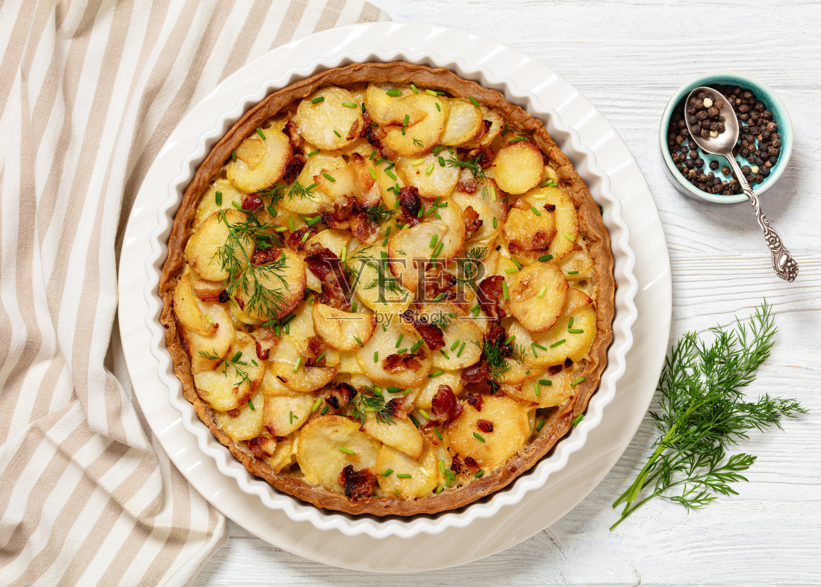 烤盘里的爱尔兰土豆馅饼和培根照片摄影图片