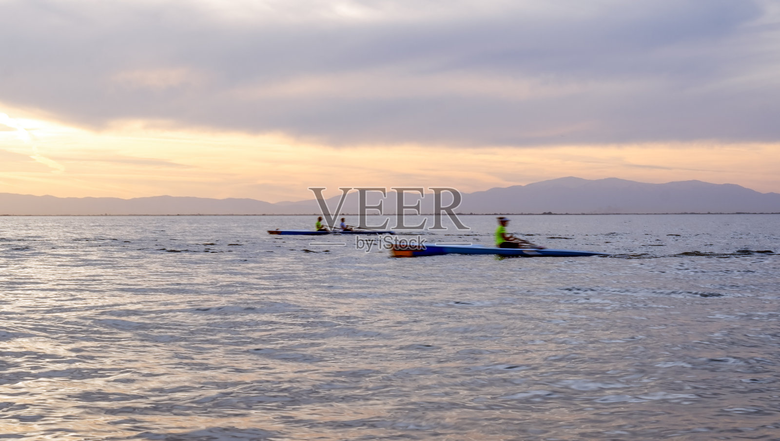 日落时分在塞萨洛尼基进行划船训练照片摄影图片