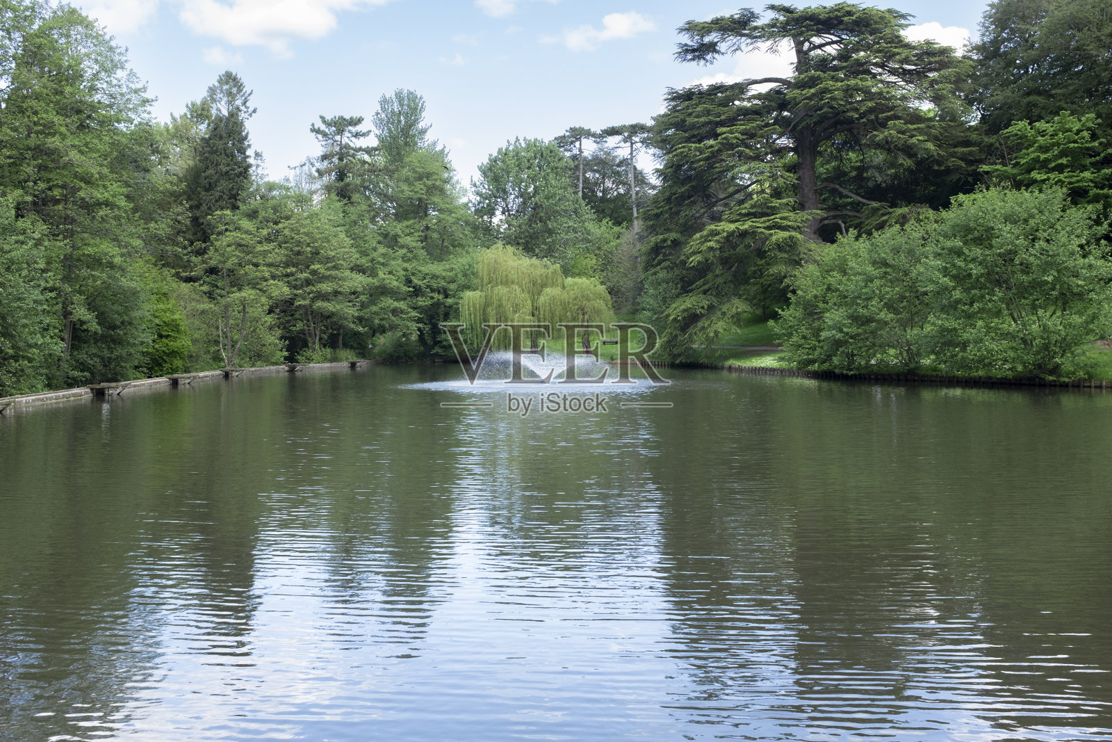 英国斯特劳德的公园和湖泊照片摄影图片