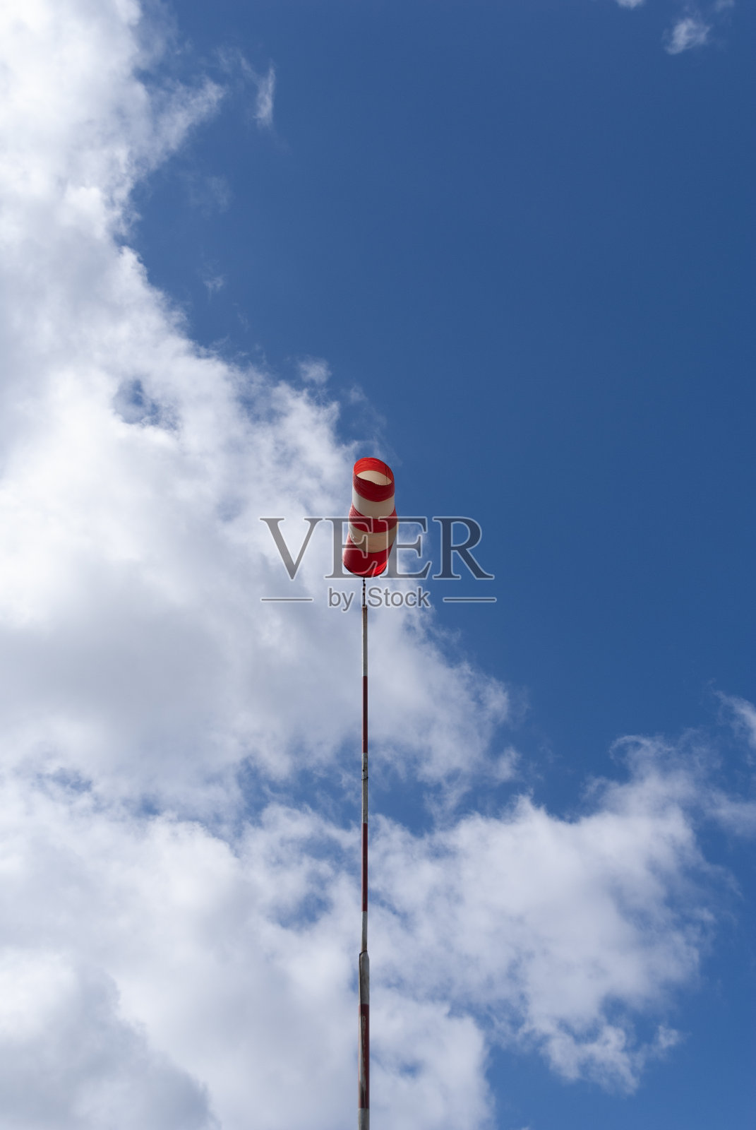 机场的风和云的背景照片摄影图片