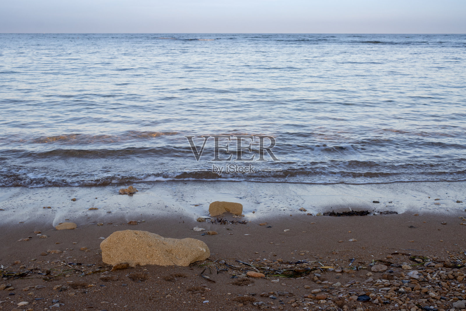 意大利西西西里岛斯比亚尼亚岛平静的海面照片摄影图片