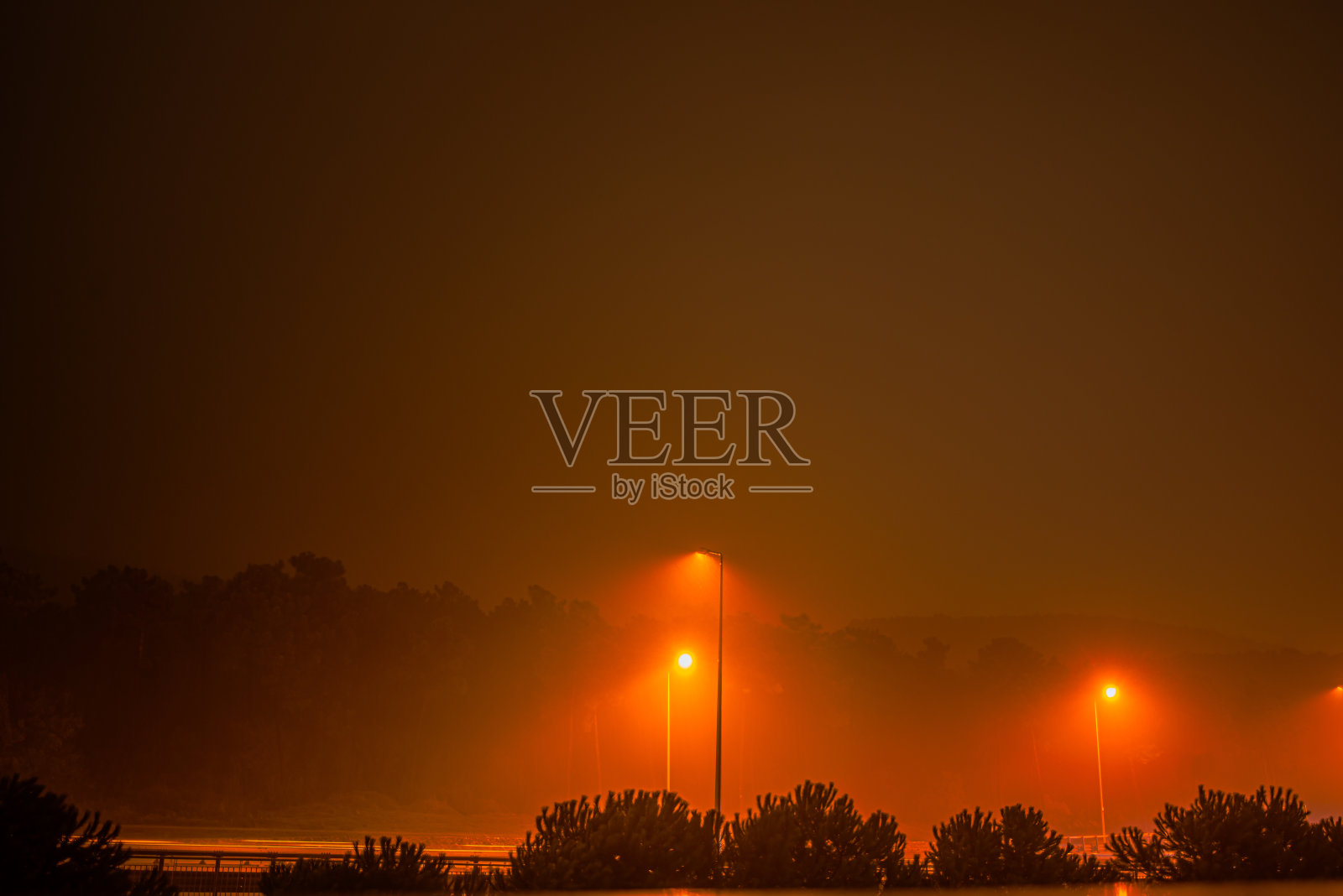 下雨的城市辉光:夜间公路灯照片摄影图片