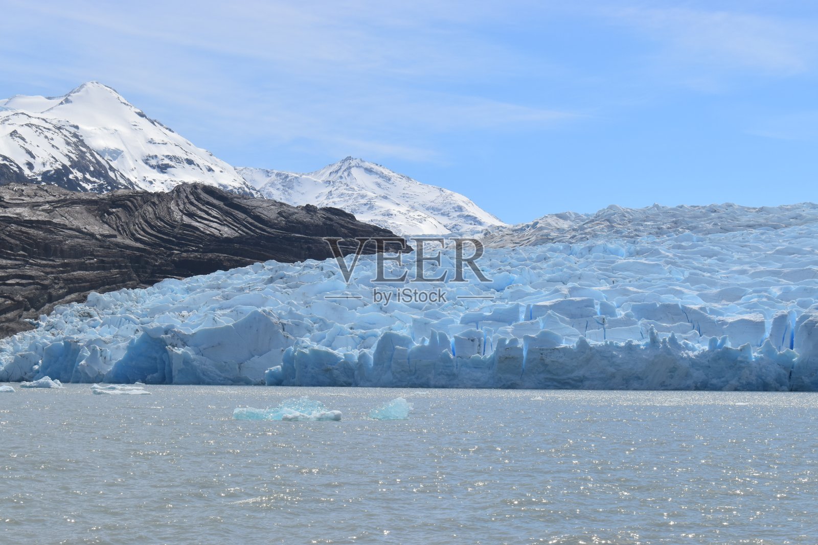 托雷斯德尔潘恩国家公园的格雷冰川和格雷湖照片摄影图片