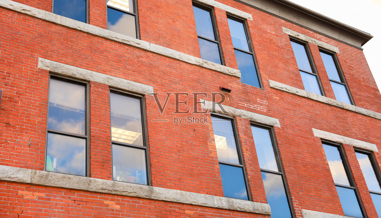 城市砖砌建筑,象征着商业地产的稳定和增长照片摄影图片