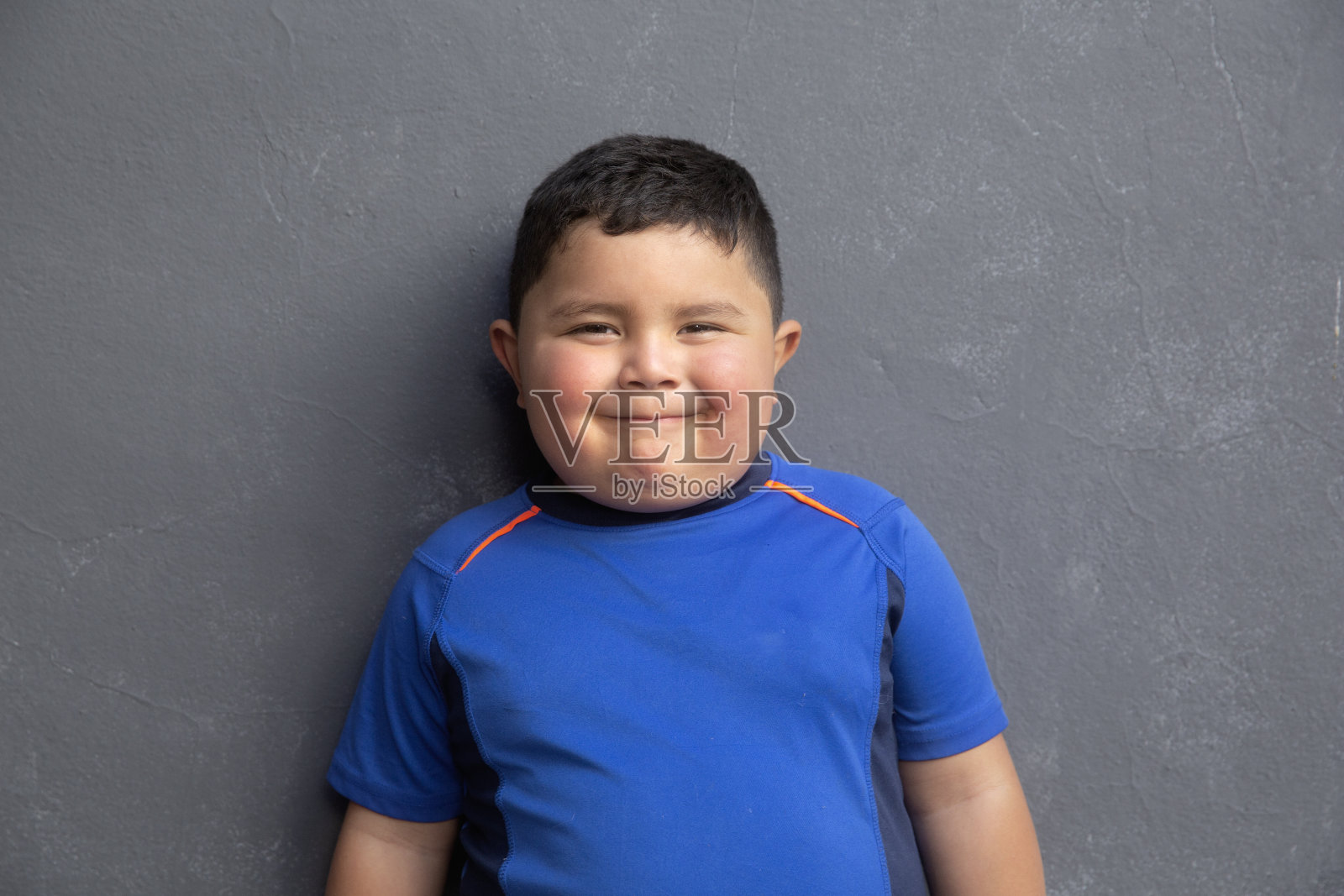 可爱的小男孩照片摄影图片