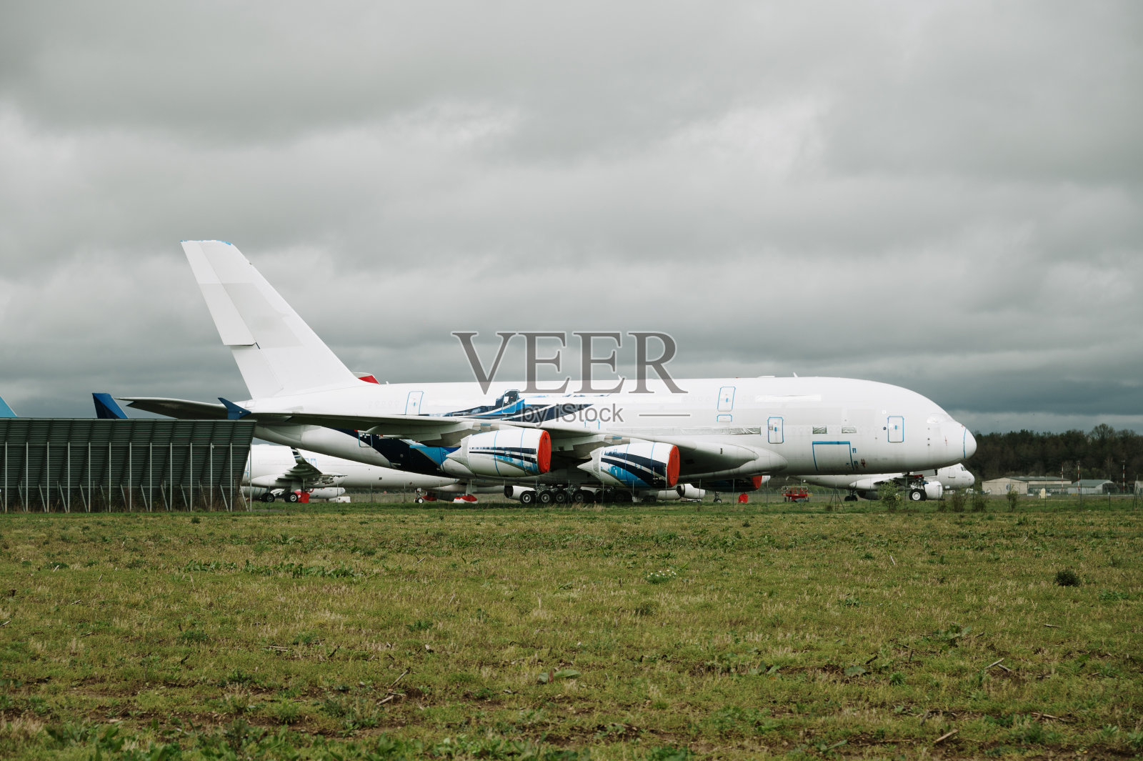 旧飞机被拆解照片摄影图片