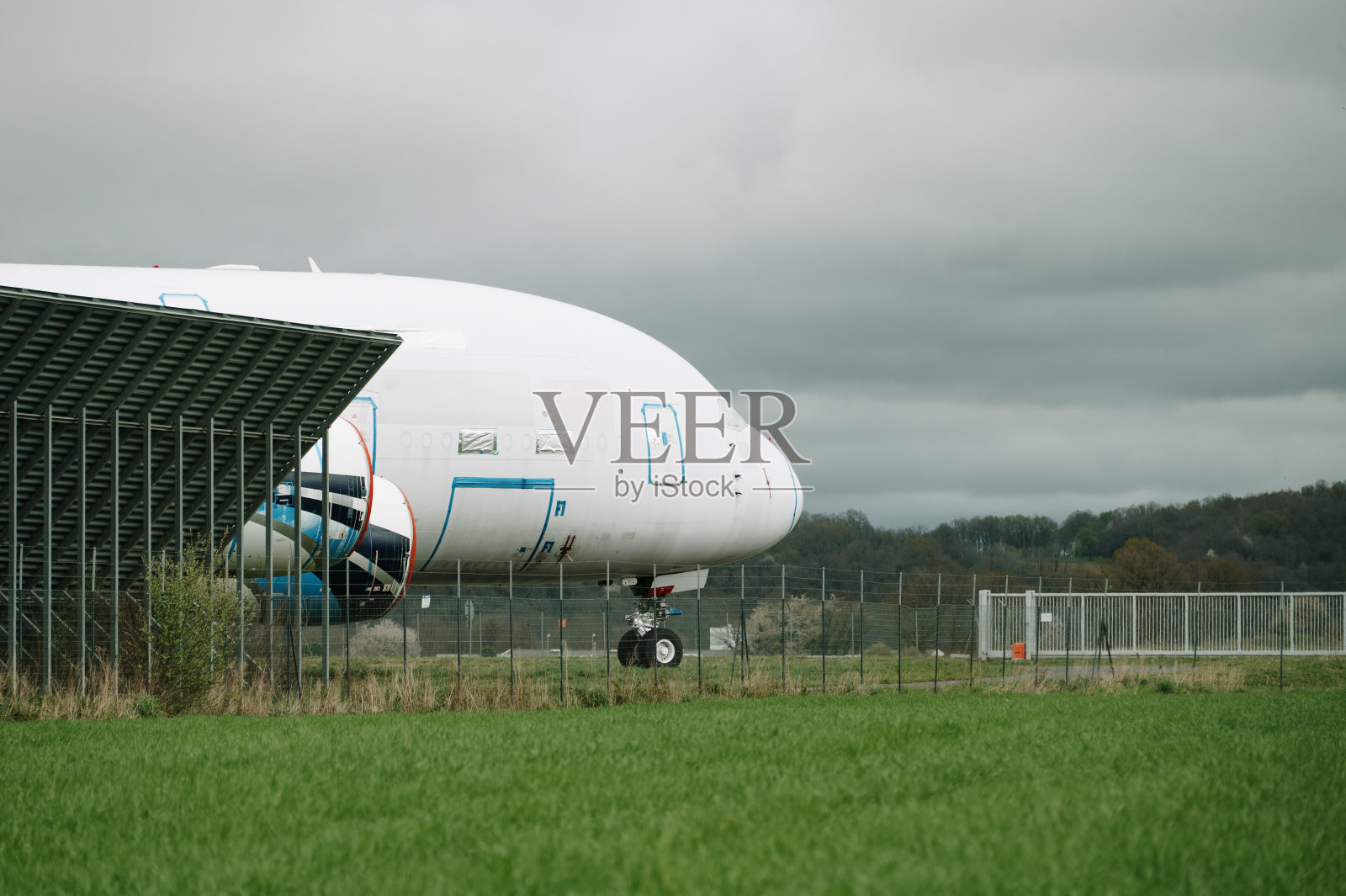 旧飞机被拆解照片摄影图片