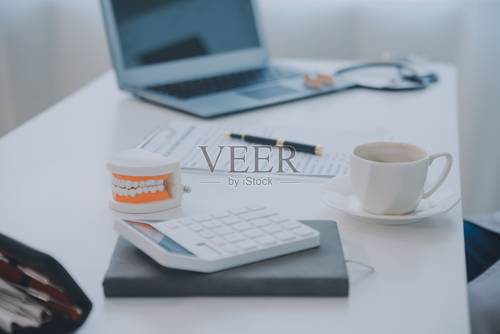 团队医生和牙医谈话和工作健康保健谈话医疗会议概念在线顾问照片摄影图片