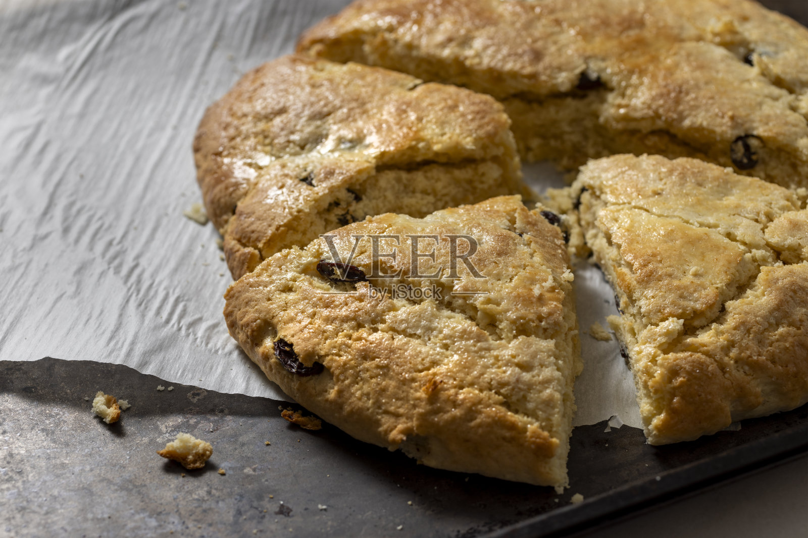 刚烤好的自制的金色烤饼,切成楔形照片摄影图片