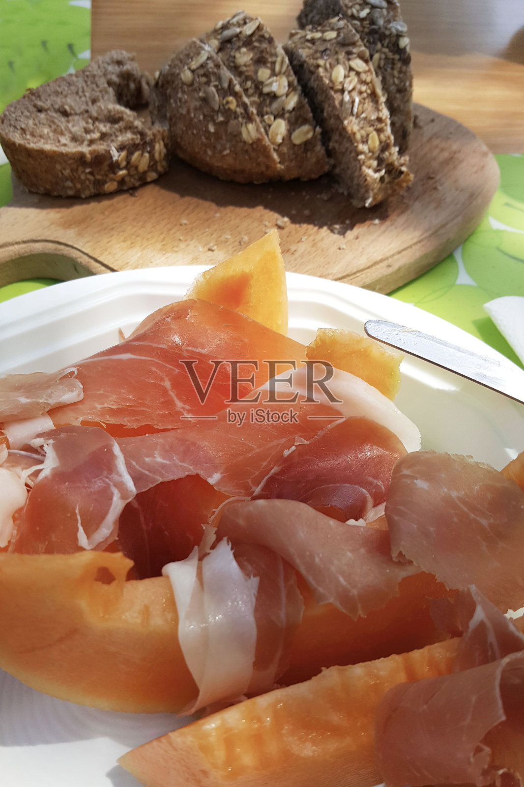 生火腿配甜瓜片。照片摄影图片