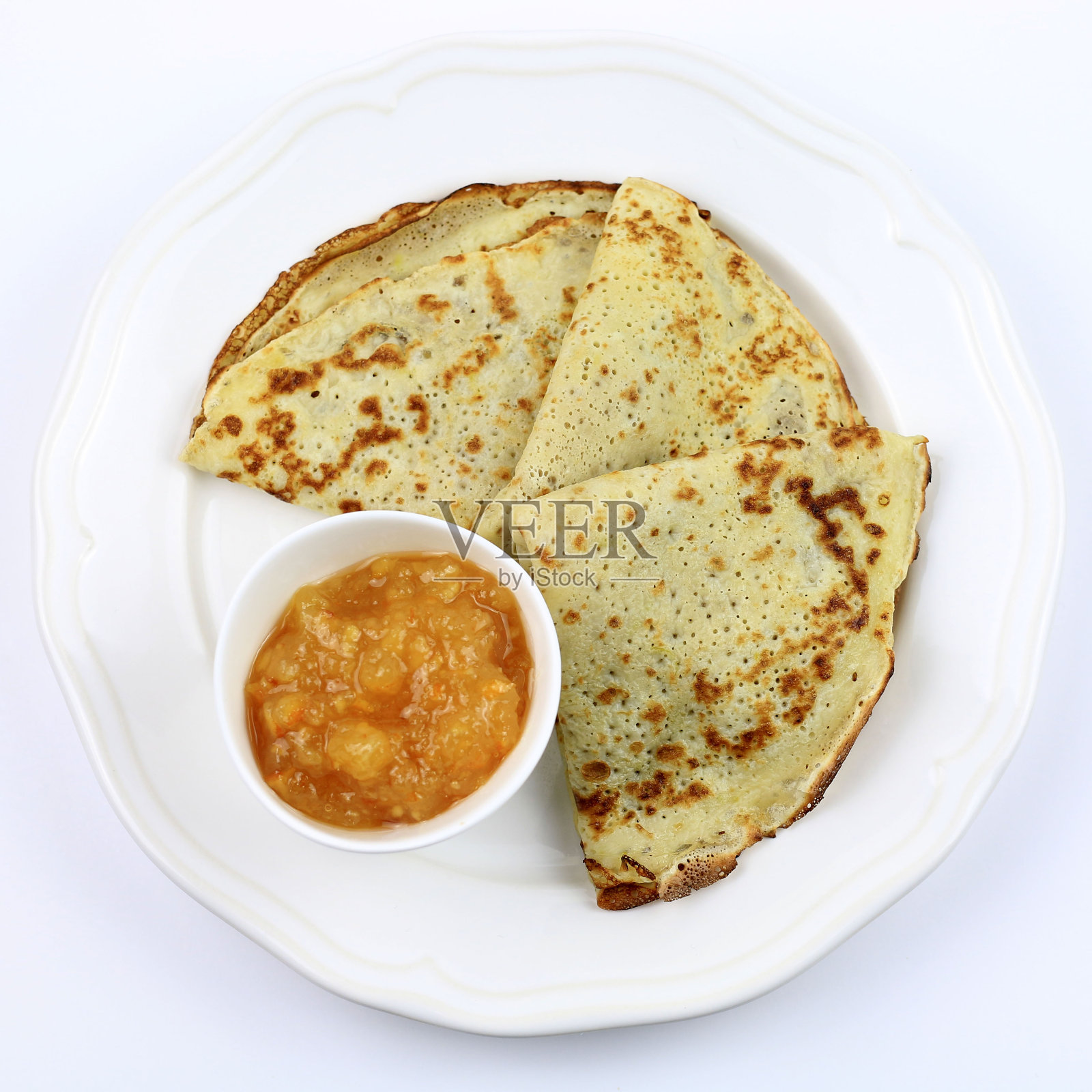 折叠成四份的可丽饼和果酱。照片摄影图片