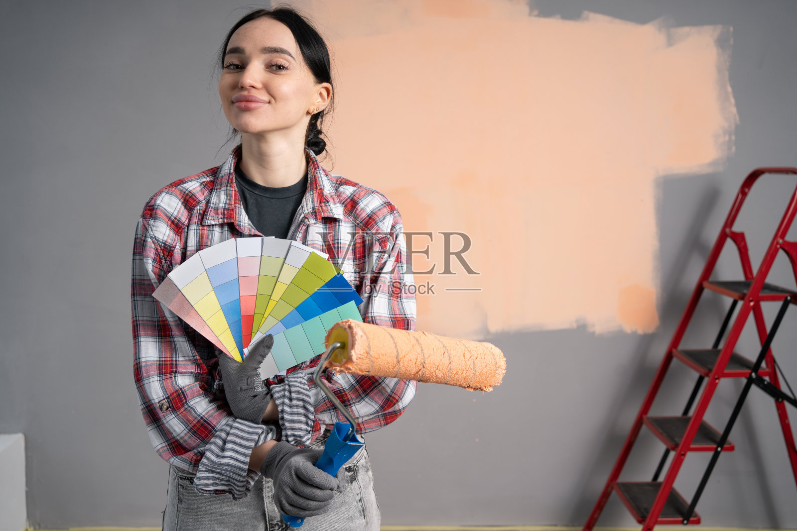 女画家的肖像与油漆滚筒和梯子显示调色板照片摄影图片