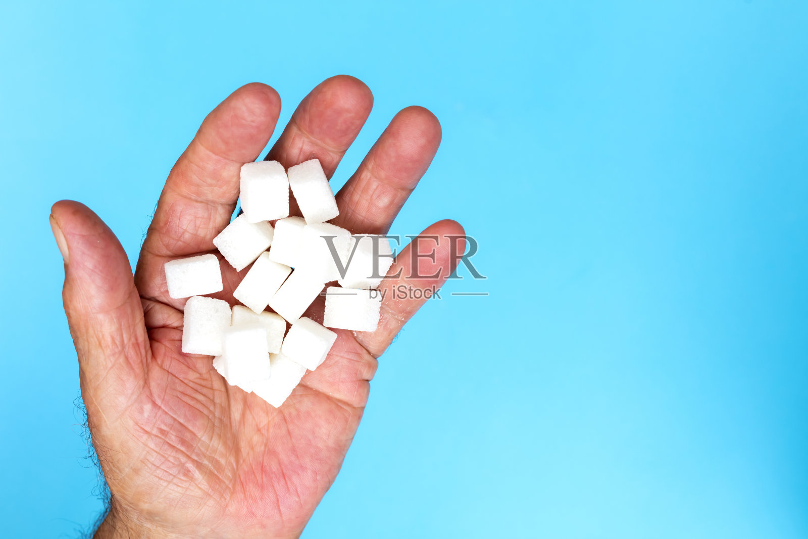 老手里拿着方糖照片摄影图片