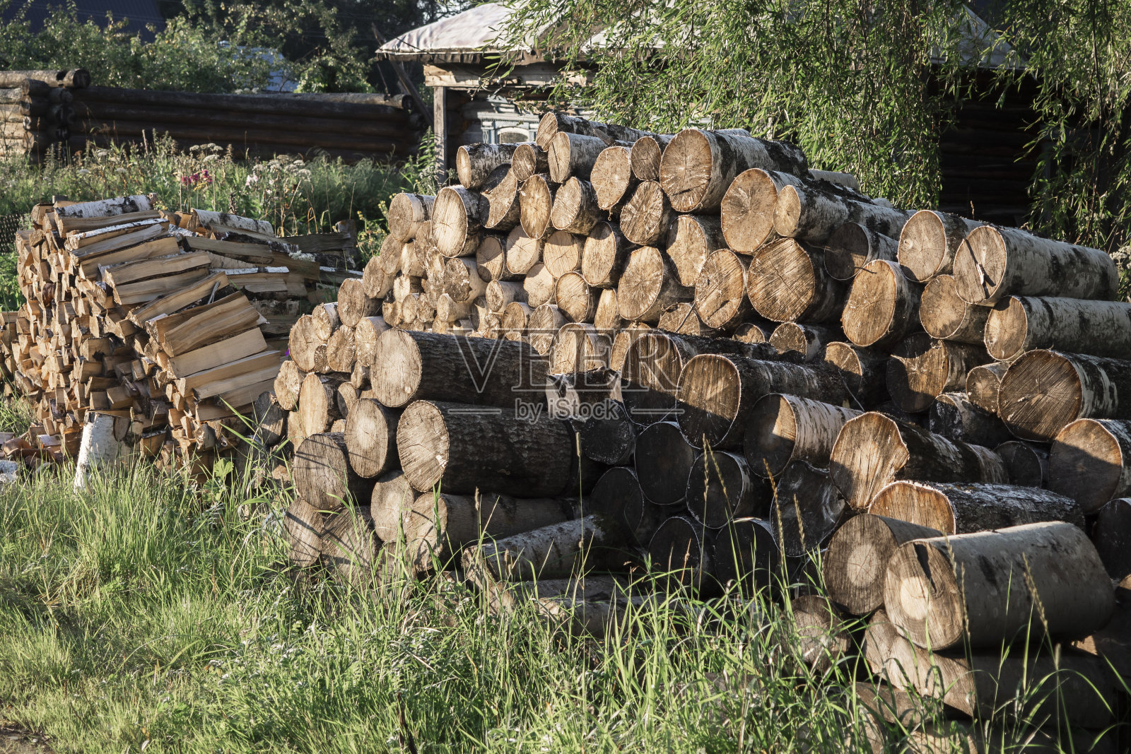 柴堆躺在火炉上,能取暖。照片摄影图片