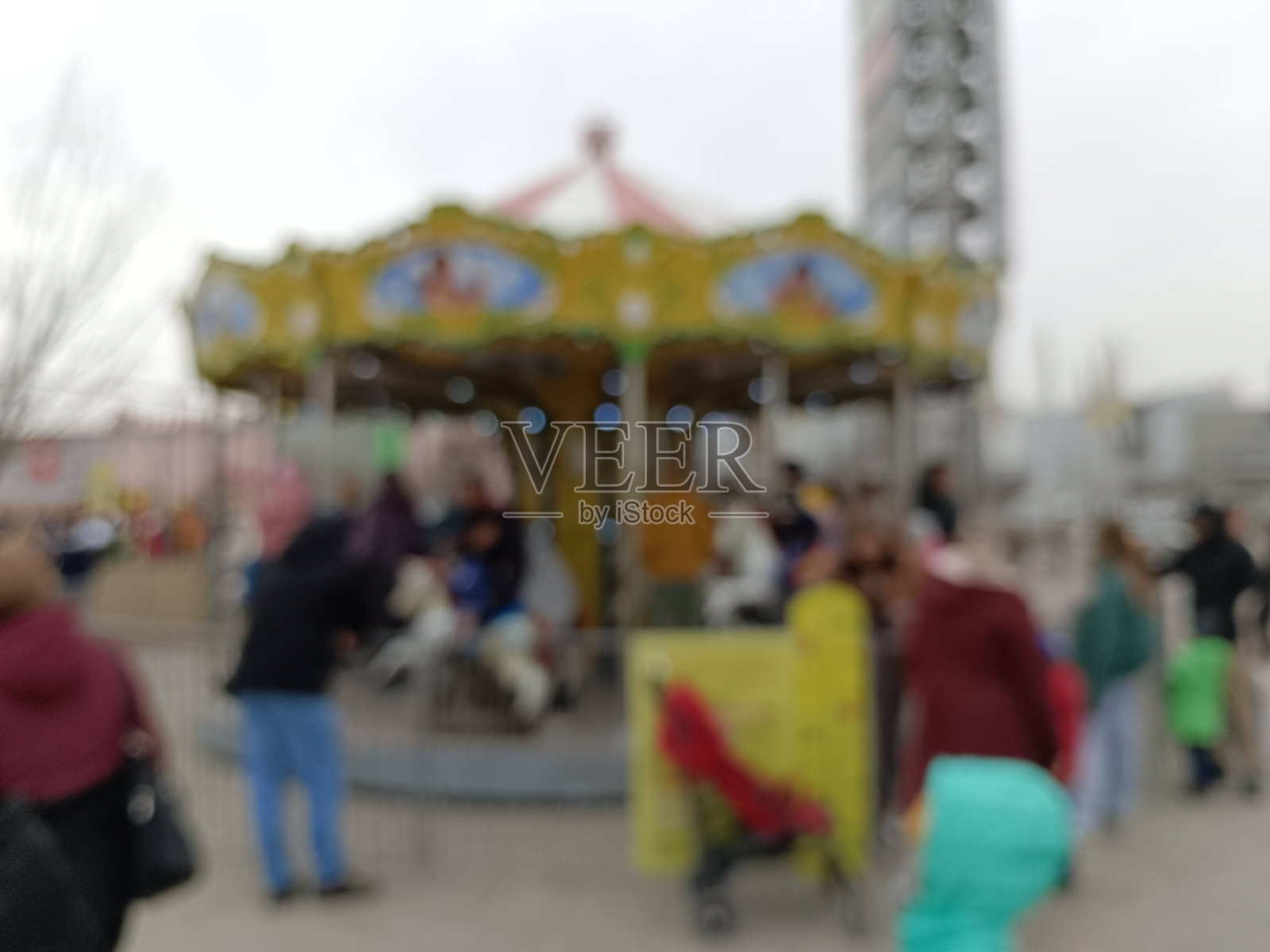 模糊的背景。人们在城市公园里散步。照片摄影图片