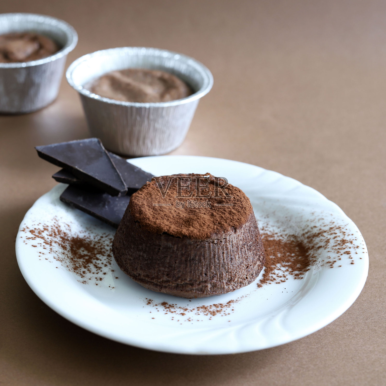 黑巧克力松饼。照片摄影图片