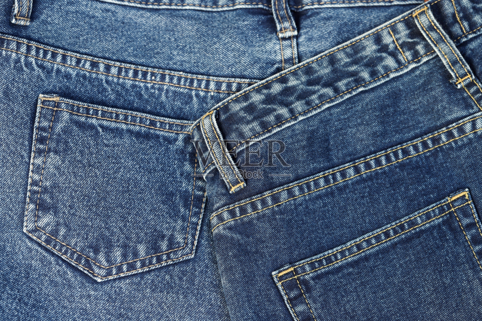 漂亮时尚的牛仔裤在牛仔裤店里一层层堆叠照片摄影图片