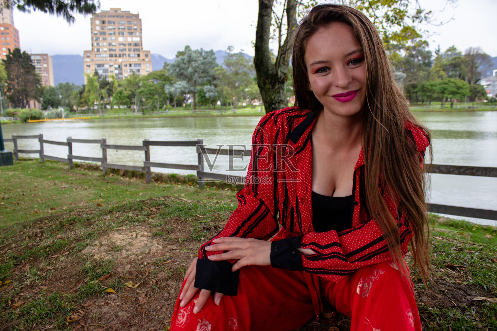 美丽的年轻女子在公园里摆姿势照片摄影图片