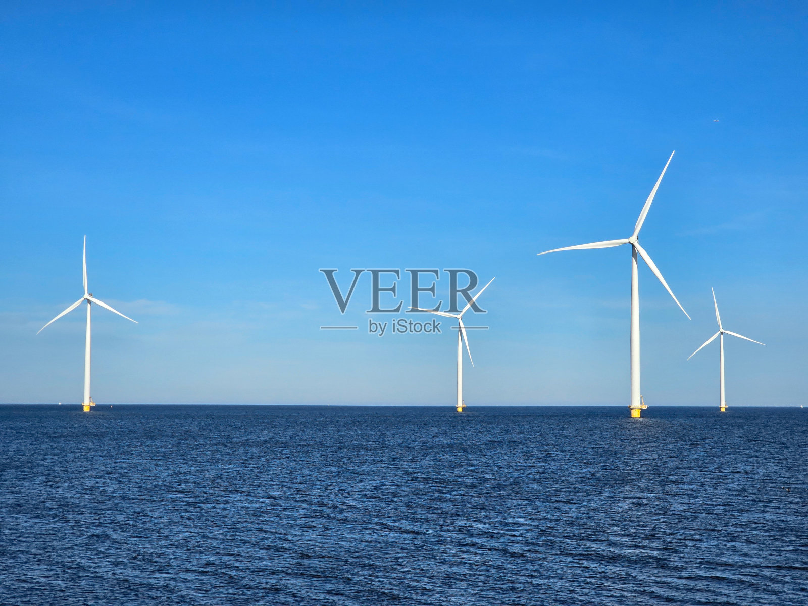 海洋中的风车公园,荷兰海上风车涡轮机的无人机鸟瞰图照片摄影图片