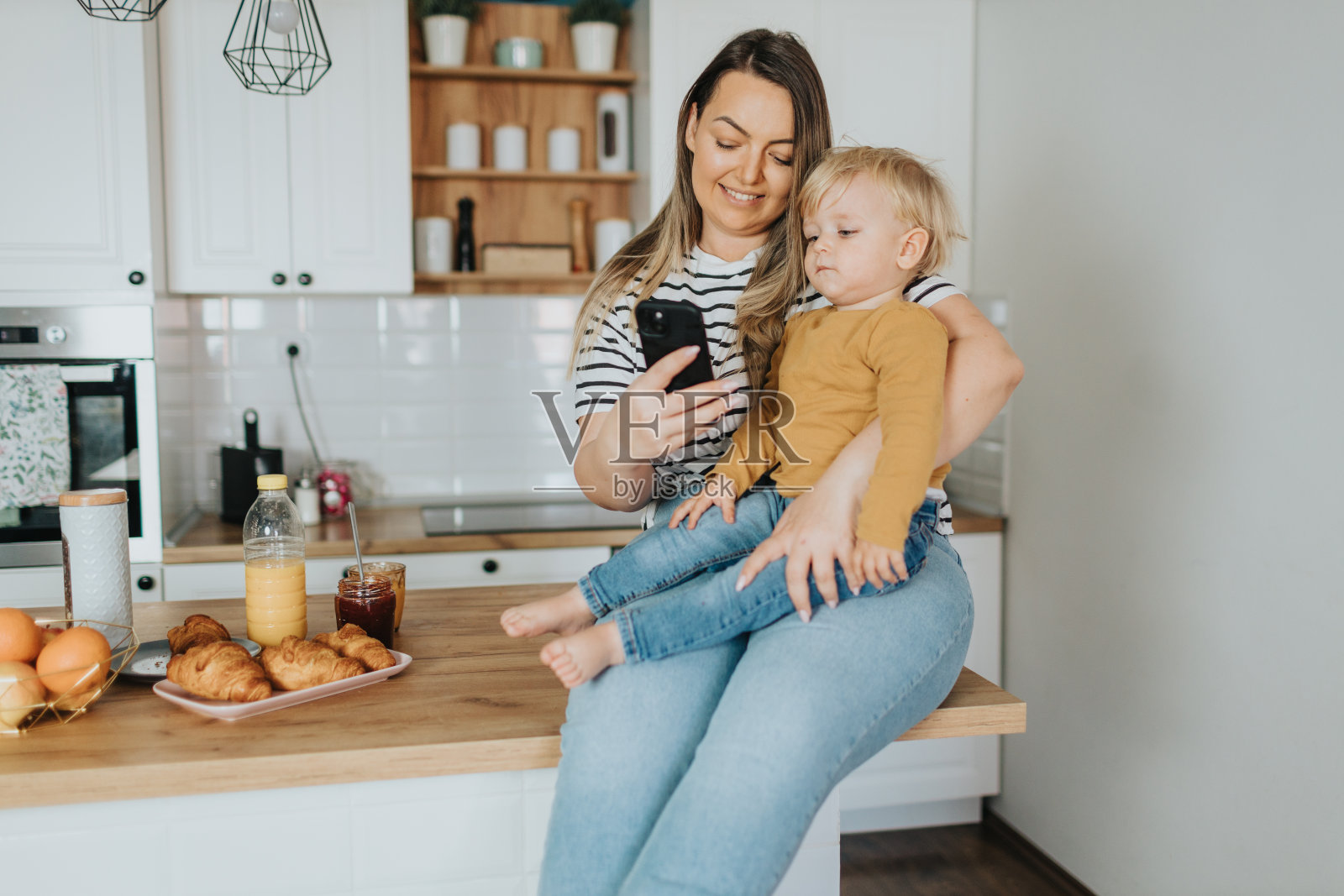 妈妈和儿子在家里吃早餐时自拍照片摄影图片